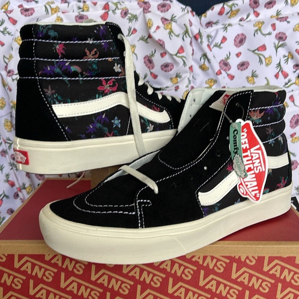 Vans • WMNS Comfycush Sks-
Fatal Floral Black
VN0AZTNOBLK
Sneakers - Picture 9 of 16